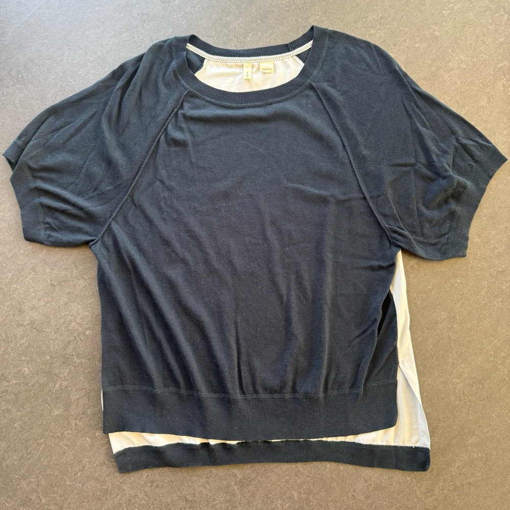 MOTH | Women’s navy blue cotton blend top w/contrasting light blue back panel.